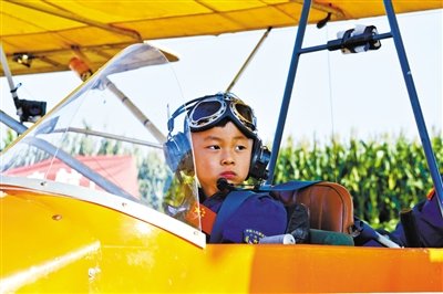 8月31日，5歲半“裸跑弟”從河北固安駕駛飛機飛越北京野生動物園。圖/CFP