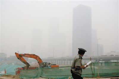 6月28日，CBD核心區(qū)。當天北京重度污染，PM2.5濃度一直在400微克/立方米以上。