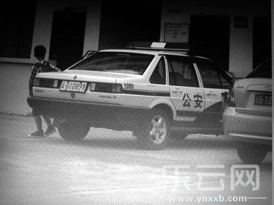 被指接送小孩上學(xué)的警車。