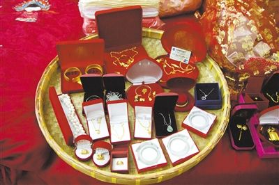 10月1日，王小姐在廣東汕頭舉行婚禮，她的彩禮包括3個玉鐲、多個金戒指及一張銀行卡。新京報記者 吳振鵬 攝