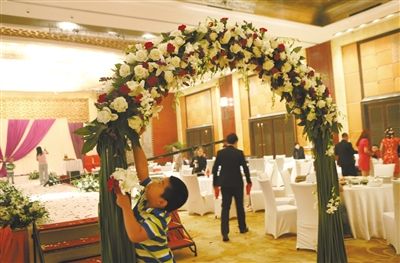 10月5日，北京萬達索菲特酒店，婚宴剛剛結束。新人介紹，一場婚宴花掉父母20萬元。新京報記者 尹亞飛 攝