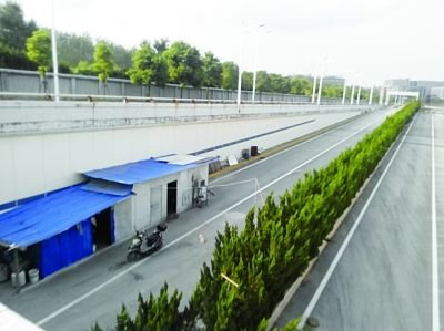隧道內(nèi)堆放著大量生活用品。