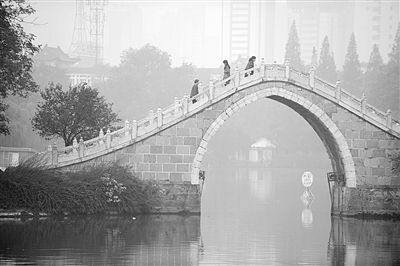 10月28日，市民走在合肥市霧霾籠罩的公園里。新華社發(fā)