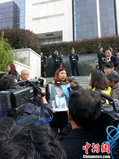 法院外，死者祁某的家人正在接受媒體采訪。 田雯 攝