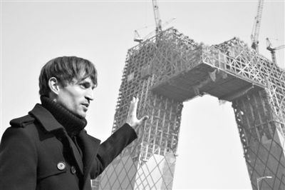 2008年2月，建筑師奧雷·舍人在中央電視臺(tái)新址大樓的工地外。圖/CFP