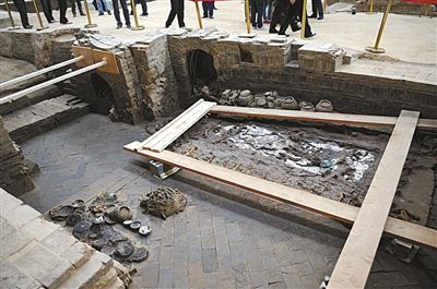 11月16日，二號墓（蕭后墓）墓室及其中出土的女性人骨遺骸和隨葬品。