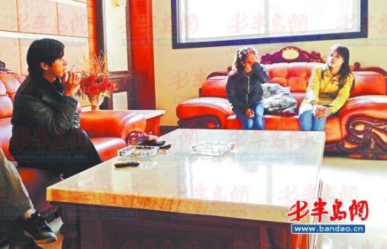 鄱陽湖鄉(xiāng)村大酒店內(nèi)，兩個本地男子帶著兩個外籍女子給記者