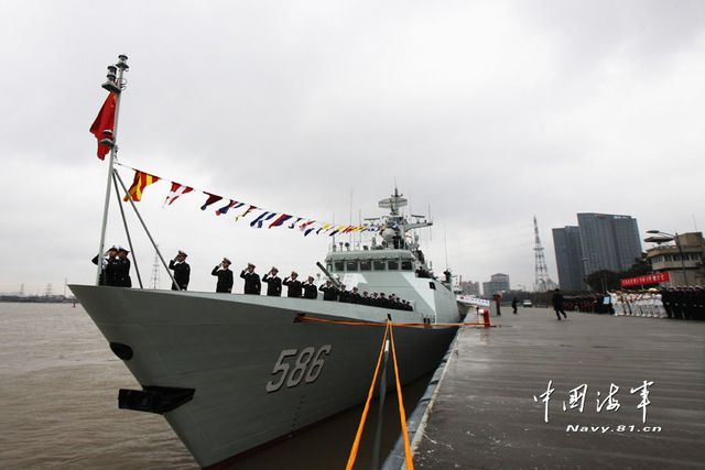 1月8日，某新型導(dǎo)彈護(hù)衛(wèi)艦吉安艦入列海軍東海艦隊(duì)命名授旗儀式現(xiàn)場(chǎng)。新華社發(fā)