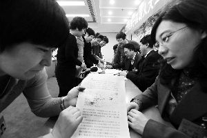 人大代表們就各自關(guān)心的話題熱烈討論。