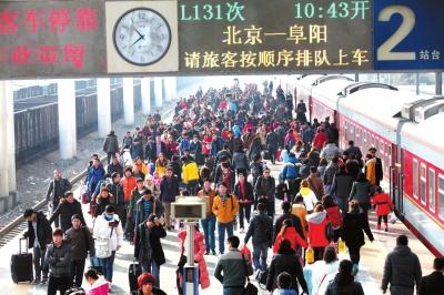 昨天，由北京開出的列車途經(jīng)安徽亳州火車站，大量旅客回到家鄉(xiāng)
