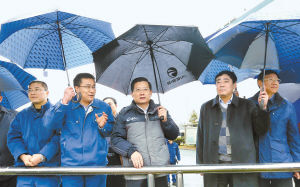 2月7日，省委書記強衛(wèi)冒雨在江西銅業(yè)集團調(diào)研。記者 梁振堂 攝