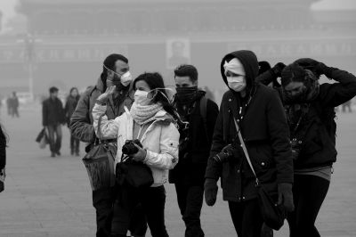 天安門廣場戴口罩的外國游客。