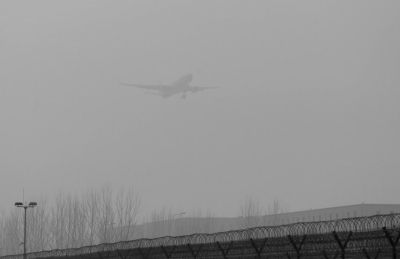 在首都機場，飛機在霧霾中降落。