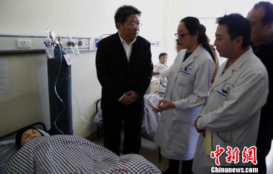 圖為青海省委常委、西寧市委書記毛小兵正在詢問患者病情。　羅云鵬　攝