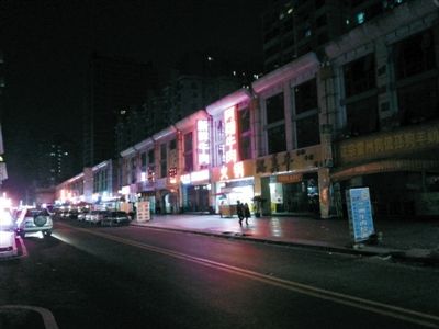 3月11日，掃黃后晚上8點(diǎn)天鵝湖路冷清的街道。以前，這里都是人和車輛，街邊站滿了小姐。新京報(bào)記者 林野 攝