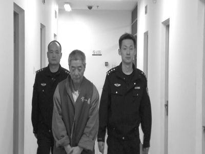 向南夫被帶出監(jiān)室接受提審。警方供圖