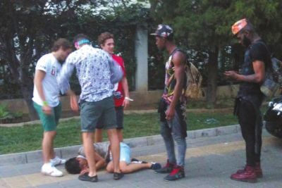 外籍男子路邊發(fā)現(xiàn)醉漢將其圍住。