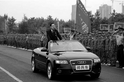 安徽新華學院院長乘敞篷車“閱兵”場面。網絡截圖