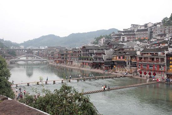 鳳凰古城以被吐槽七次高居最想吐槽榜榜首，而這七次吐槽全部來自在鳳凰古城隨機(jī)采訪的10名游客中。