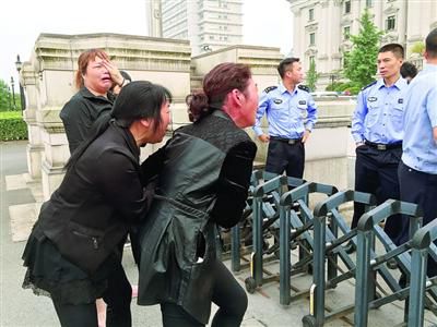 昨日，連恩青被執(zhí)行死刑。執(zhí)刑前，連恩青的父母和妹妹進(jìn)入溫嶺市看守所與連恩青見面，但其他親屬均被拒見最后一面?！”景鎴D片/CFP