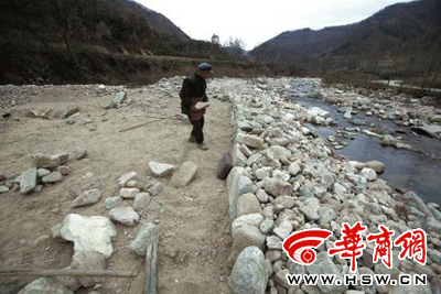 11月6日，93歲的鳳縣老人曾文財(cái)一吃完飯就又到河邊搬運(yùn)石頭加固河堤了