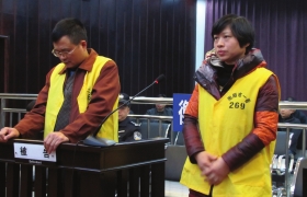 12月10日，衡陽市中級人民法院，顧湘陵（左）和妻子吳利君當庭接受庭審。圖/通訊員李建輝
