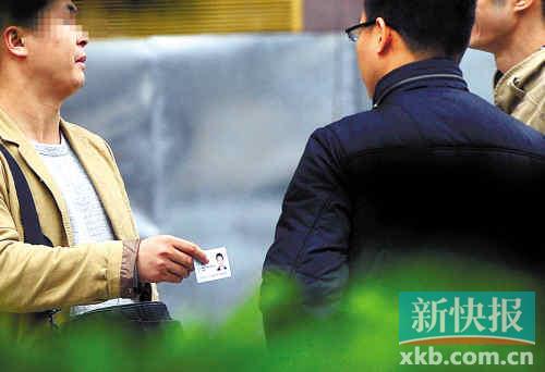 在進(jìn)行了近半個(gè)月暗訪調(diào)查中，有證販子告訴記者稱，二代身份證買賣已形成產(chǎn)業(yè)鏈，不僅貨源穩(wěn)定，生意也是相當(dāng)紅火?！稣褟V場(chǎng)附近，一名男子正向記者兜售二代身份證。