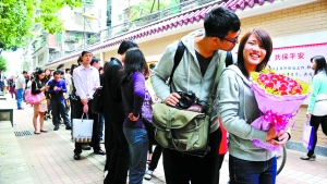 2011年11月11日，越秀區(qū)民政局，登記結(jié)婚的隊(duì)伍排了足有一百米長(zhǎng)（資料圖片）?！∮浾唿S澄鋒攝