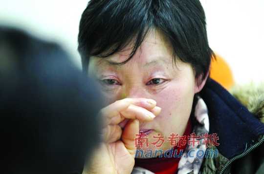 　　聽聞判決結(jié)果，被害人母親楊書會(huì)控制不住眼淚。南都記者徐文閣攝