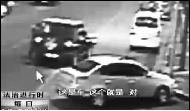 事發(fā)現(xiàn)場(chǎng)監(jiān)控錄像顯示，白圈內(nèi)的被害人老丁，正在牧馬人越野車旁收費(fèi)。 圖片來自電視截圖