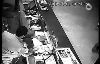 第三名白衣男子沖進柜臺內(nèi)對女服務(wù)員一頓拳打腳踢。