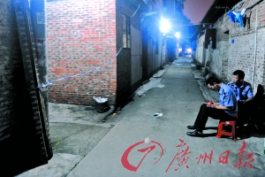 事發(fā)出租屋前拉起了警戒線，警方正在現(xiàn)場調(diào)查。記者陳楓攝