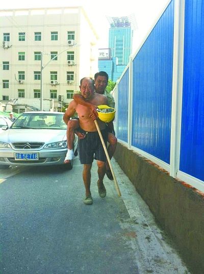 “謝謝，我們身上灰多，怕把車(chē)弄臟了”