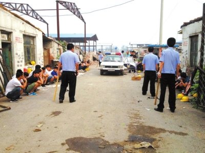 民警繳獲木棍。 讀者供圖