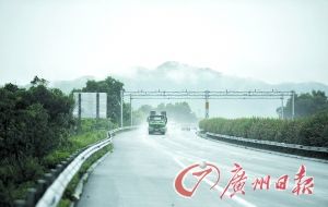 　當(dāng)天事故發(fā)生的現(xiàn)場(chǎng)處于一個(gè)彎道，很多司機(jī)反映說來不及減速。