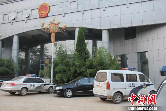 泊頭市人民法院院內(nèi)仍停有無(wú)牌制式警車，涉事人員與記者沖突地點(diǎn)僅距法院不足50米。穆玉良 攝