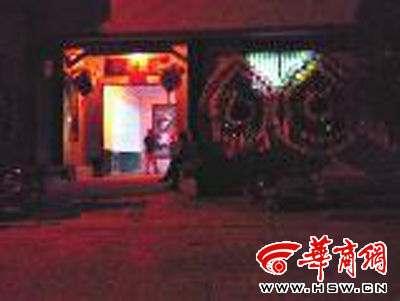 昨晚8時許，老人的大兒子的家正在辦喪事，屋外擺放著花圈 本報記者張超攝