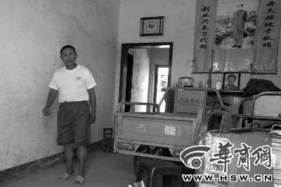 8月16日，在家中接受監(jiān)外執(zhí)行4年刑期的汪衛(wèi)國（化名）剛剛送走家訪的法官。