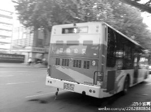 就是這輛9路車(chē)的司機(jī)幫孕婦“要”座位 網(wǎng)絡(luò)圖片