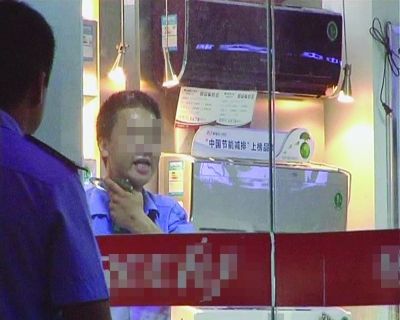 打劫男把玻璃片抵在脖子上，與民警對(duì)峙