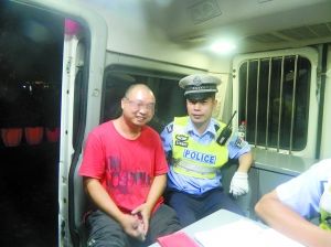 冉強(qiáng)開(kāi)心地接受了民警的處罰和教育。高新區(qū)交巡警支隊(duì)供圖