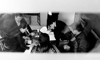 今天上午，喜隆多接待處內(nèi)，市場管理方與商戶核對租金和抵押金數(shù)目