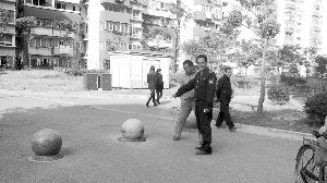 就為了搬這個石墩，男子打傷了兩個保安