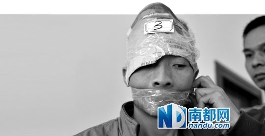為了防止犯罪嫌疑人串供，民警用膠帶將犯罪嫌疑人的嘴封住。
