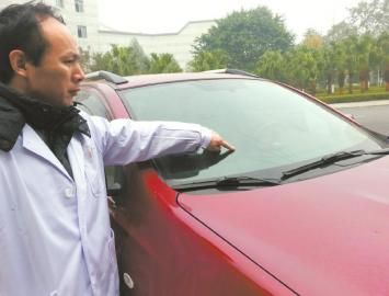 唐中山的車玻璃被醉酒男子砸壞。
