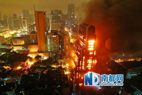 昨晚近7時，廣州越秀區(qū)起義路217號建業(yè)大廈發(fā)生火災(zāi)?；饎菝土?，將整棟大樓都燒了個通透。