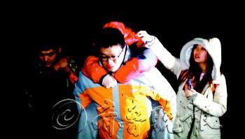 　途中女隊(duì)友小妮突發(fā)高燒，男隊(duì)員輪流背了她三個(gè)小時(shí)，直到網(wǎng)友開車來接