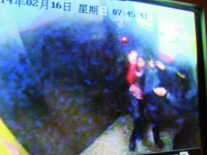 男子尾隨侯某進(jìn)入電梯。