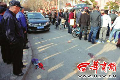 車禍現(xiàn)場的血跡被人用土覆蓋，旁邊則放著紅領(lǐng)巾、一雙童鞋和一頂帽子 本報記者 趙彬 攝