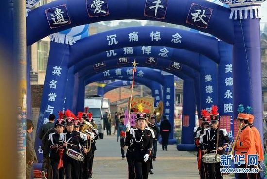 福建省長(zhǎng)樂市一送葬隊(duì)伍走出家門口。